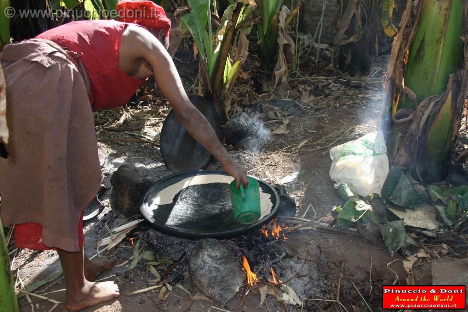 Ethiopia - Preparazione del kotcho pane tradizionale - 17.jpg